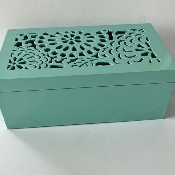 MAX STUDIO HOME Light Tiffany Blue Cut Flower Jewelry or Decorative Box - Picture 6 of 7